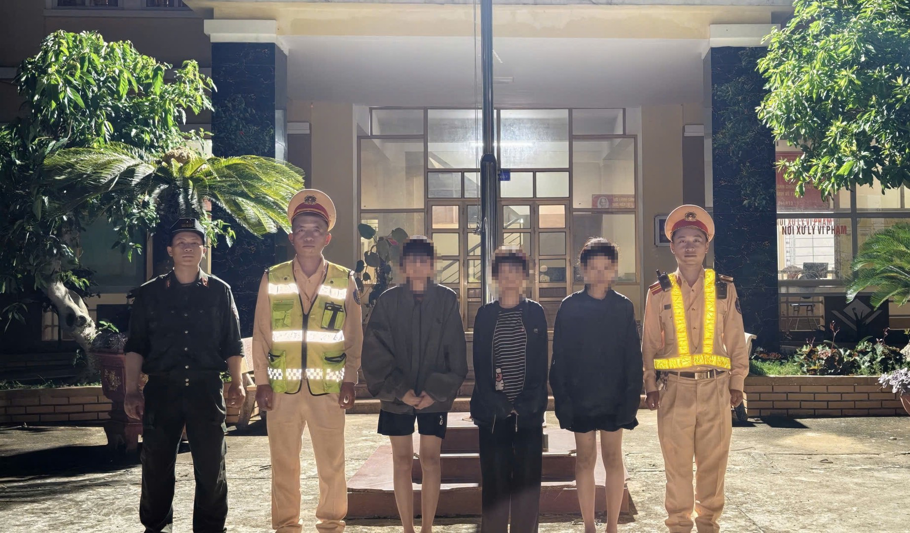 Cán bộ CSGT tỉnh Sơn La hỗ trợ các thiếu nữ bị dụ dỗ đi làm việc nhẹ lương cao