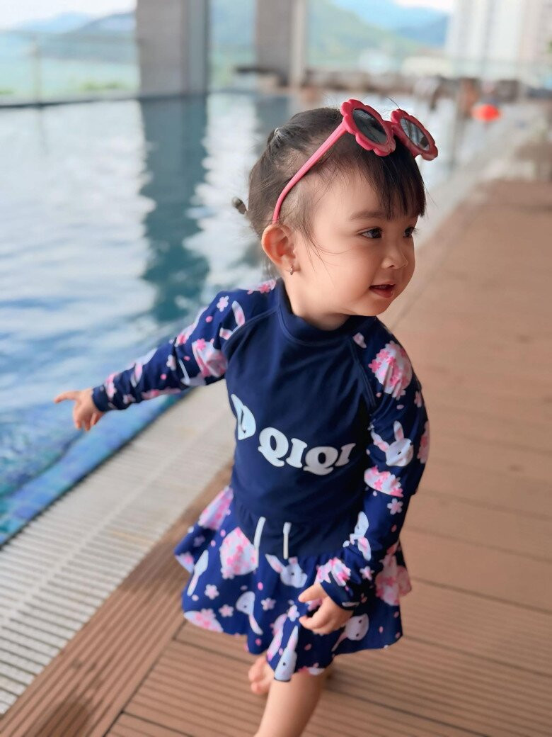 Con gái Lita của diễn viên Kha Ly hào hứng với bộ môn bơi lội