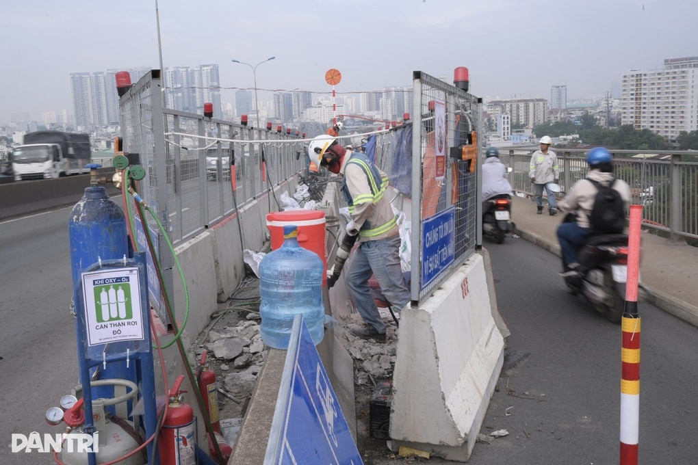 Công nhân tiến hành sửa chữa trên cầu Phú Mỹ