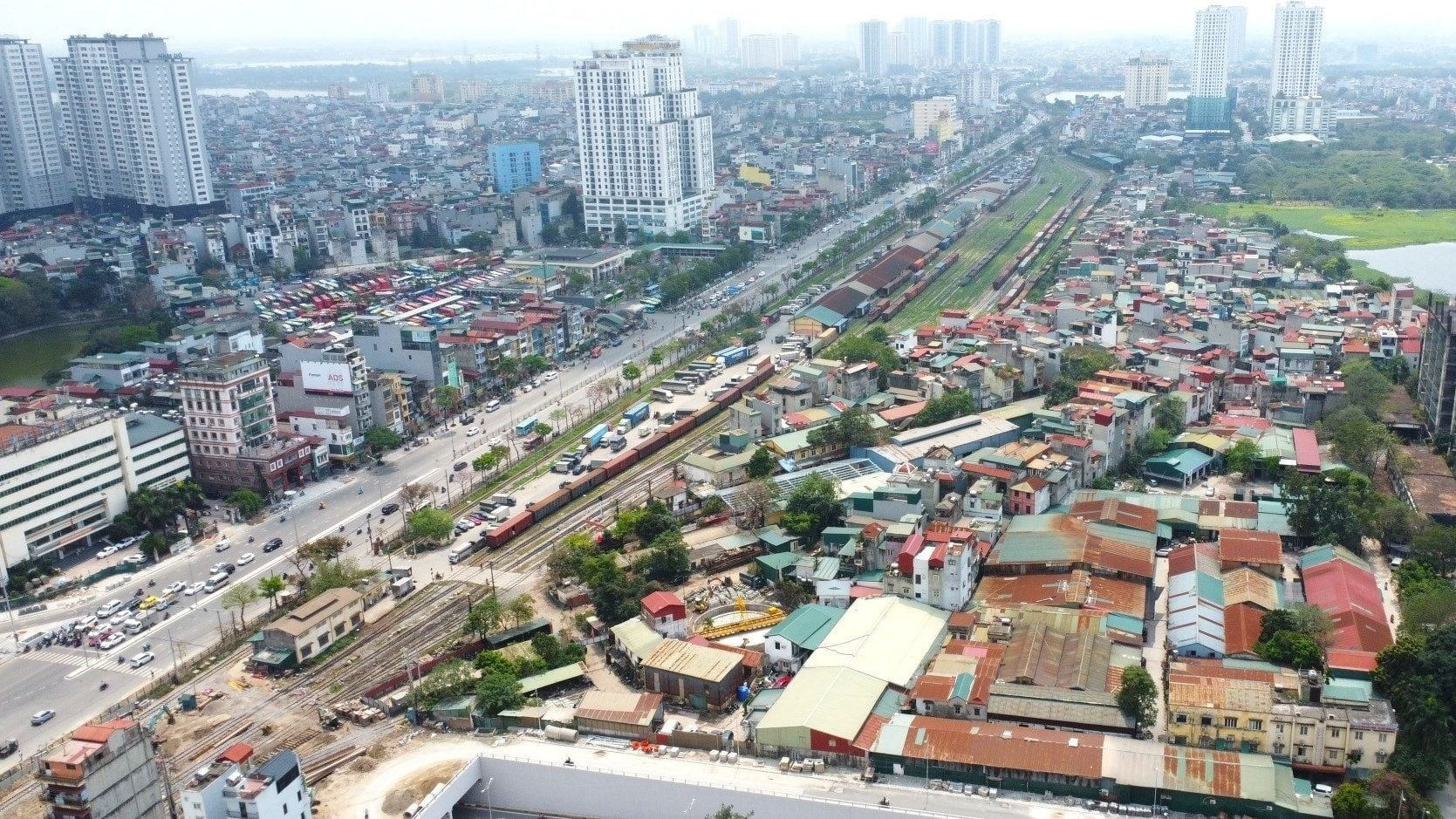Hiện trạng một đoạn Quốc lộ 1A trước khi thực hiện dự án mở rộng và tái thiết đô thị.