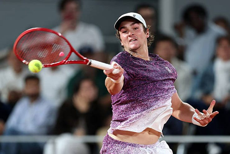 Tay vợt Joao Fonseca ăn mừng chiến thắng tại Roland Garros