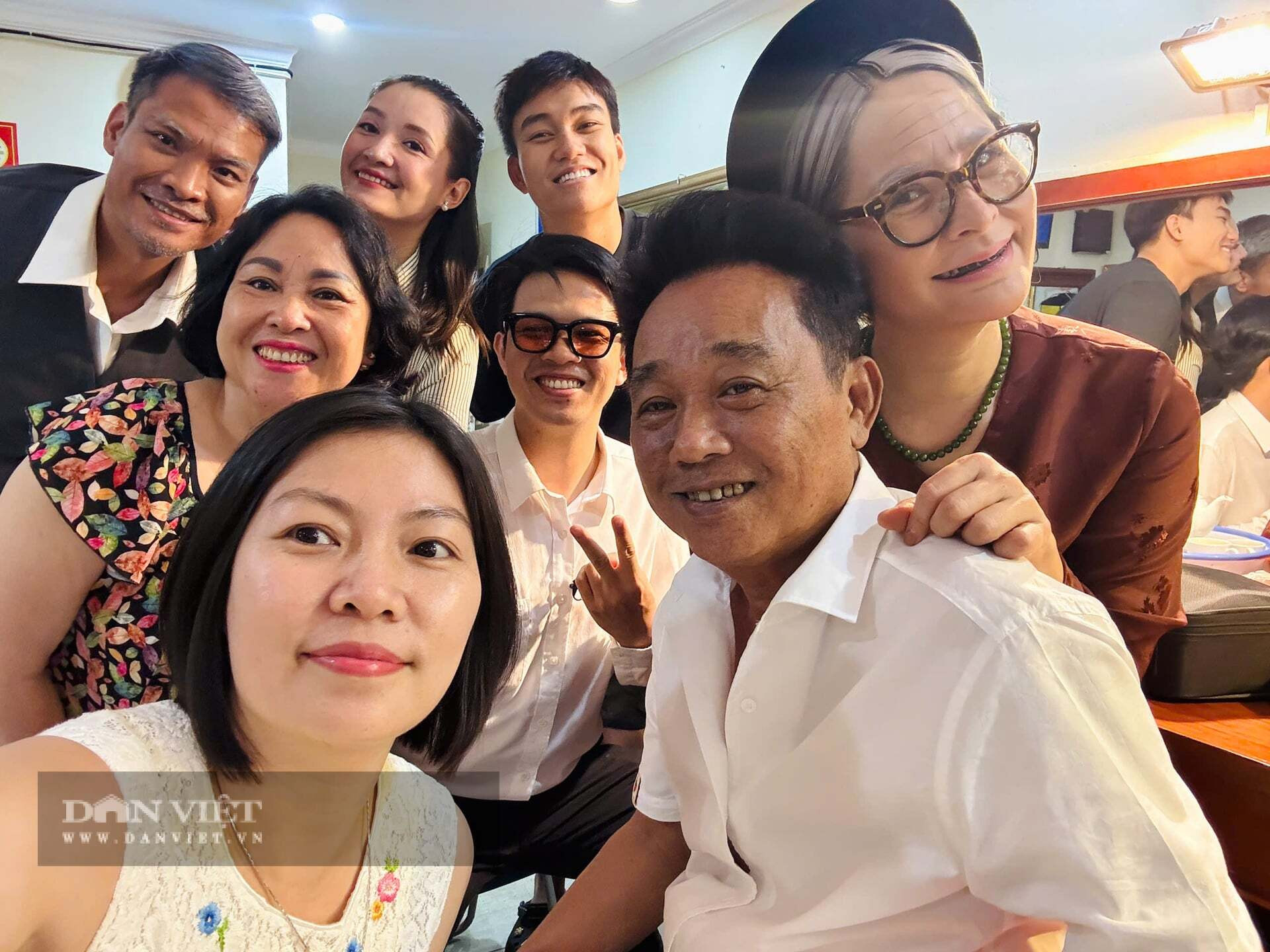 Nghệ sĩ Nhân dân Quốc Khánh đến thăm các đồng nghiệp ở Nhà hát Kịch Việt Nam trong hậu trường một buổi biểu diễn.