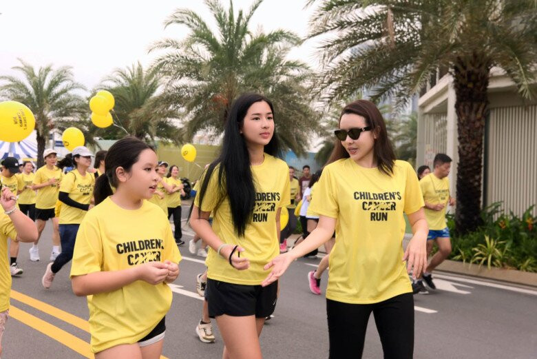 Lưu Hương Giang cùng hai con gái tham gia giải chạy thiện nguyện tại TP.HCM