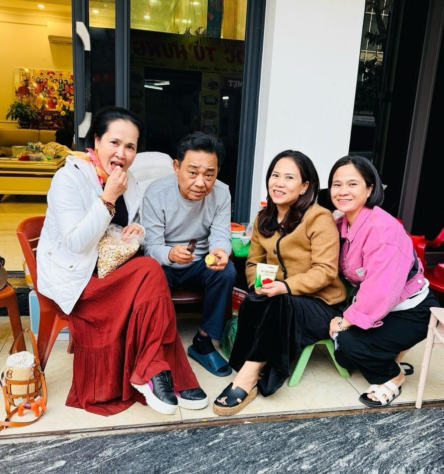 Nghệ sĩ Nhân dân Lan Hương cùng bạn bè đến thăm Nghệ sĩ Nhân dân Quốc Khánh.