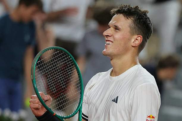 Jakub Mensik trong trận đấu với Andrey Rublev