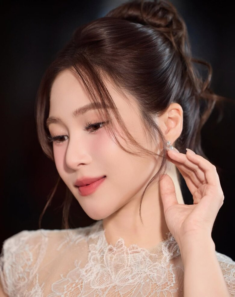 Hương Tràm xinh đẹp tỏa sáng trong một đêm diễn gần đây.