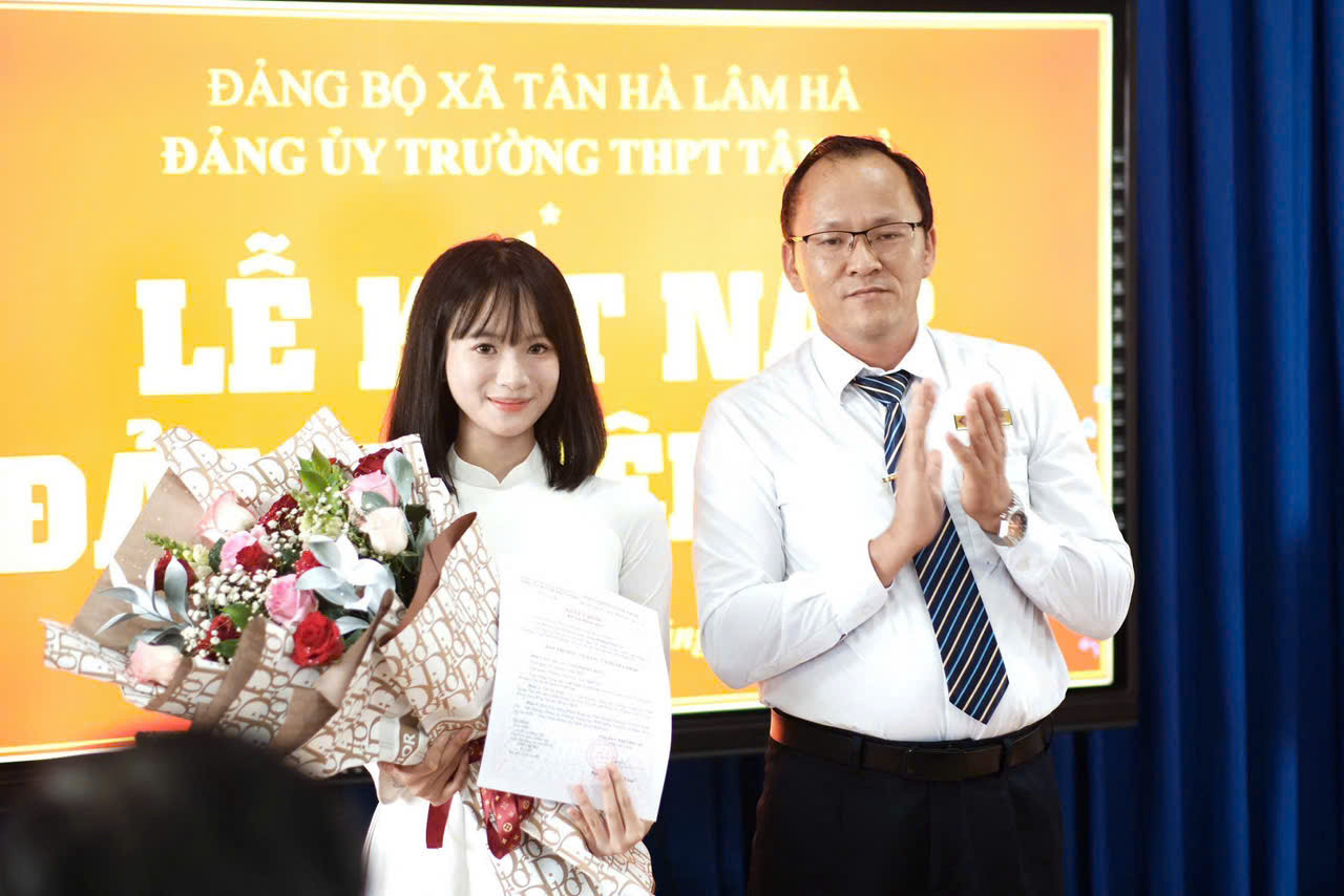Học sinh Trường THPT Tân Hà ghi dấu mốc tuổi 18 bằng khát vọng cống hiến khi đứng vào hàng ngũ của Đảng.