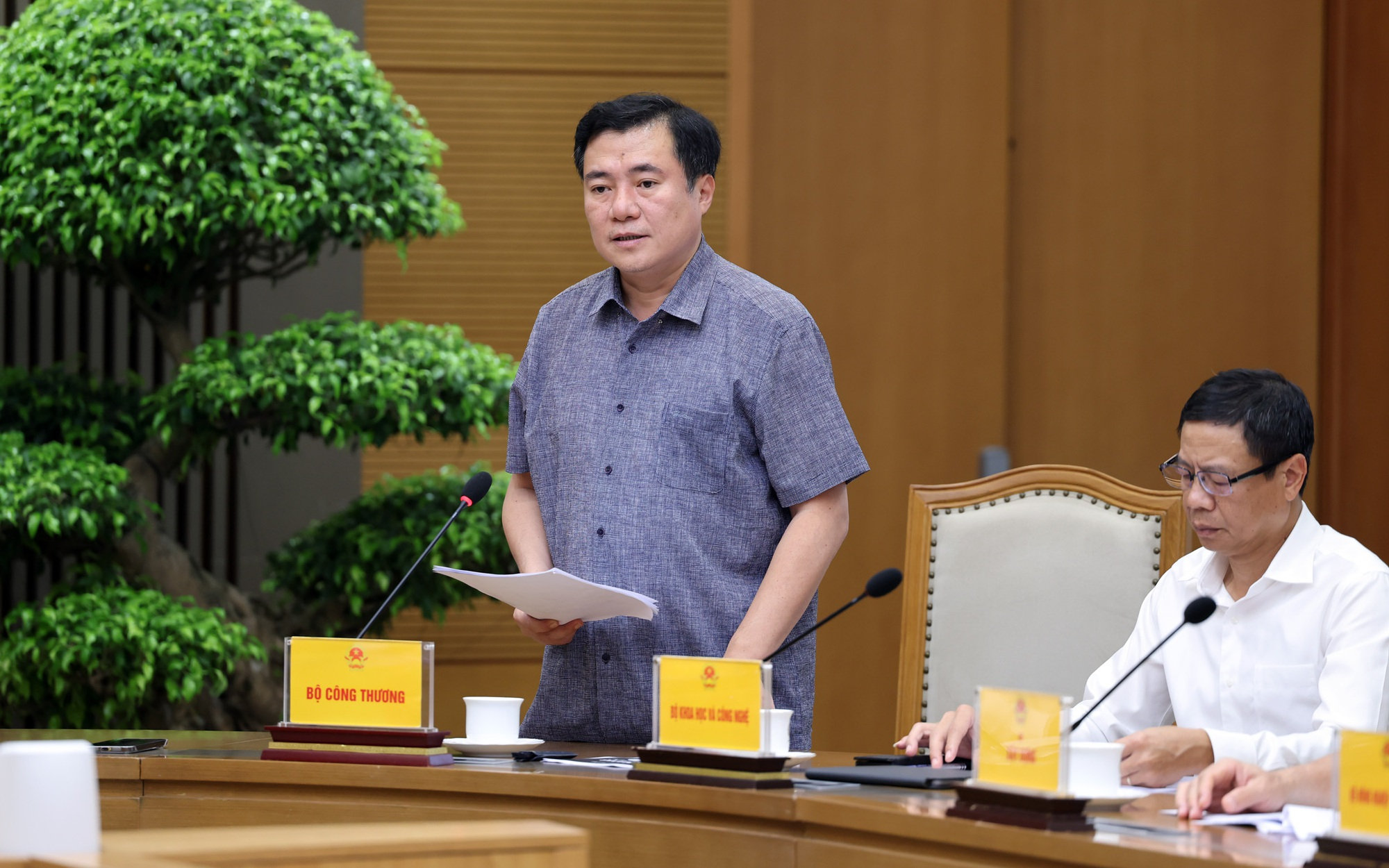 Phó Thủ tướng Thường trực Phạm Gia Túc yêu cầu bảo đảm nguồn cung, chất lượng và quyền lợi người tiêu dùng khi chuyển đổi sang xăng E10- Ảnh 2.