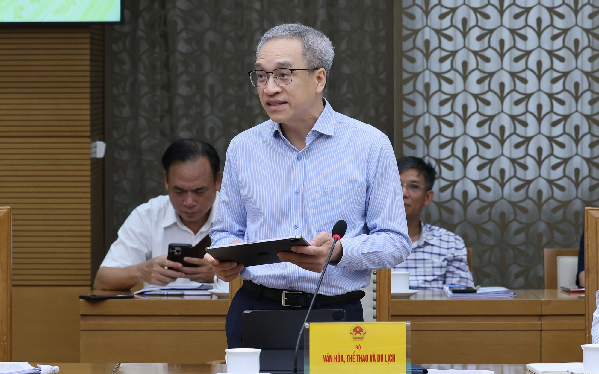Phó Thủ tướng Thường trực Phạm Gia Túc yêu cầu bảo đảm nguồn cung, chất lượng và quyền lợi người tiêu dùng khi chuyển đổi sang xăng E10- Ảnh 5.
