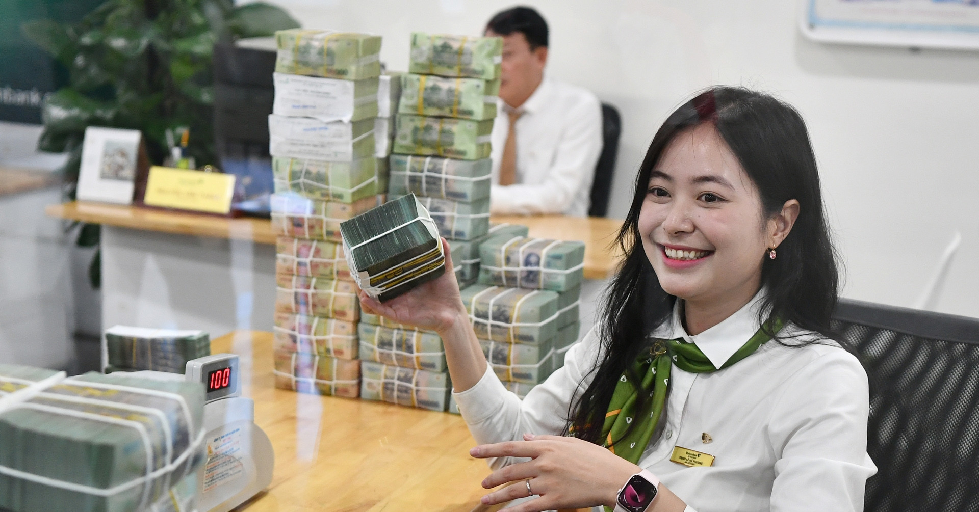 Khách hàng giao dịch tại quầy ngân hàng trong bối cảnh lãi suất biến động.
