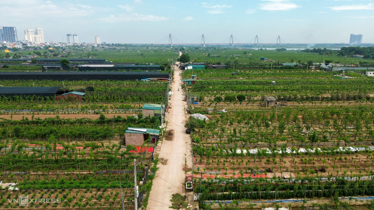 Làng nghề gốm Bát Tràng ven sông Hồng Nghệ nhân làng gốm Bát Tràng đang tạo tác sản phẩm thủ công