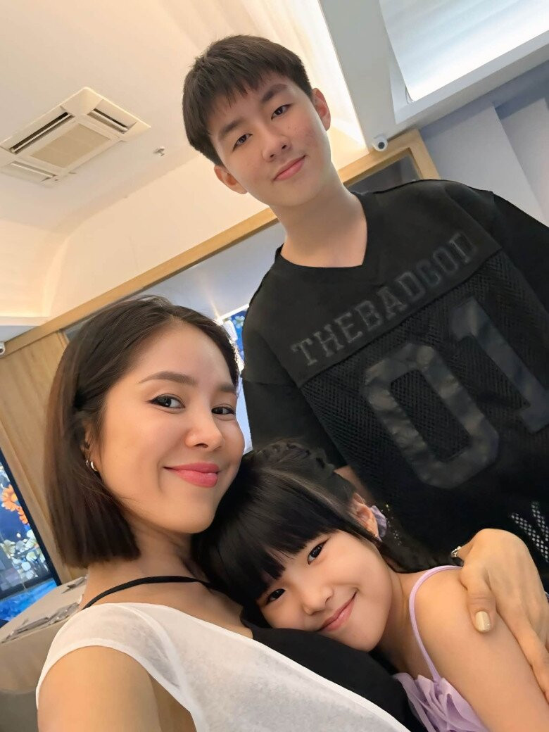 Diễn viên Lê Phương đưa hai con đi chơi dịp 1/6