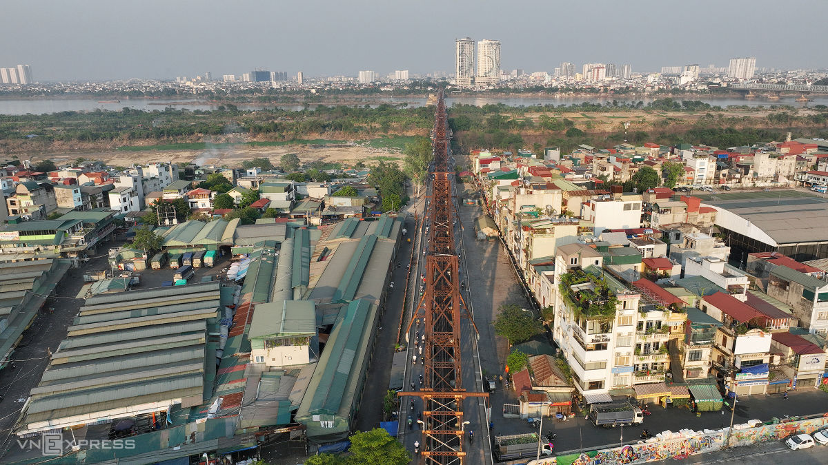 Bờ Hữu sông Hồng đoạn cầu Long Biên Toàn cảnh bờ Hữu sông Hồng đoạn qua cầu Long Biên, TP.Hà Nội