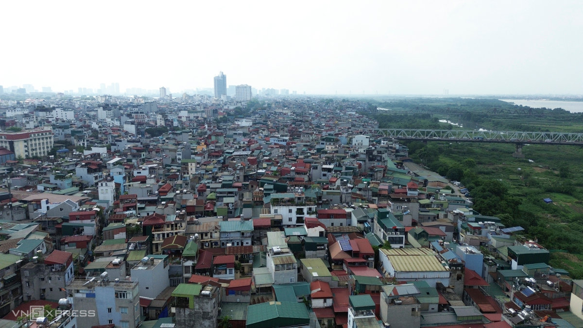 Dân cư đông đúc ngoài đê sông Hồng Nhà dân xây dựng sát bờ sông Hồng đoạn gần cầu Chương Dương, TP.Hà Nội