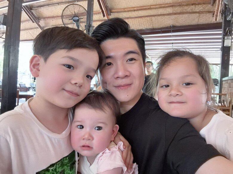 Doanh nhân Đỗ Quang Vinh bên ba người con nhỏ