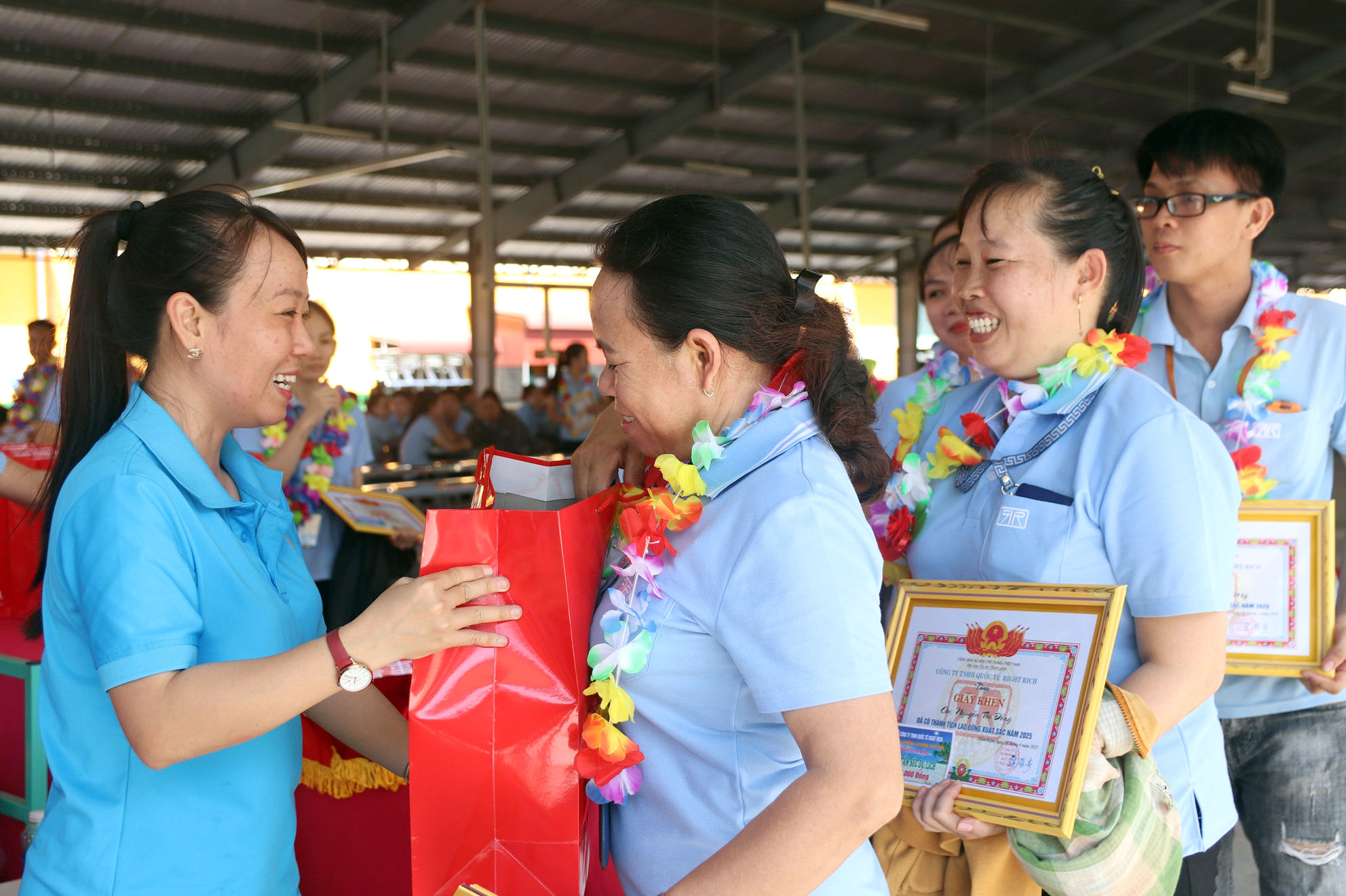 t6_them_cong-doan-co-so-quan-tam-bieu-duong-cong-nhan-lao-dong.jpg
