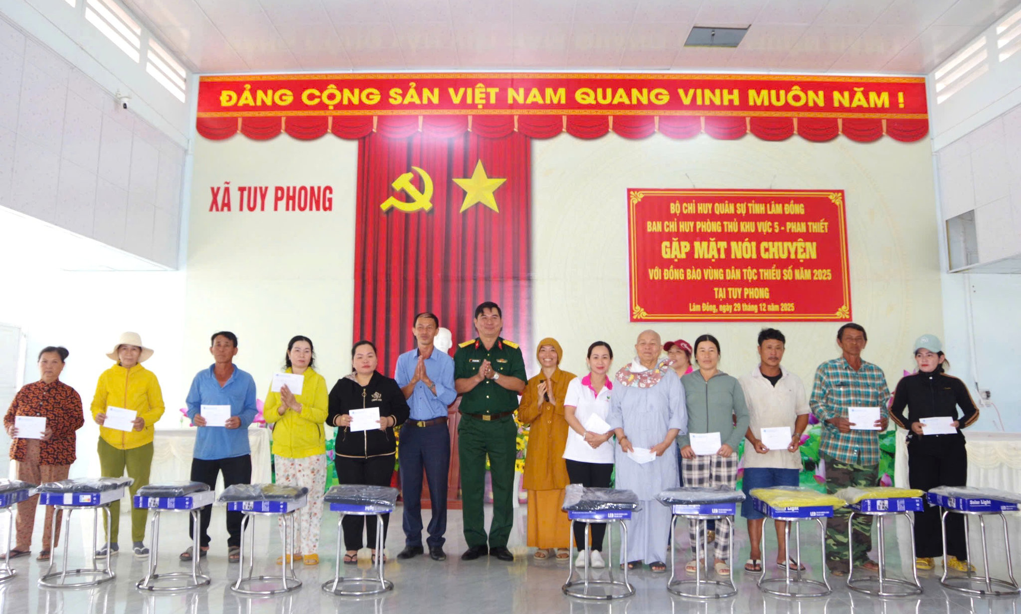 Tặng quà các hộ dân có hoàn cảnh khó khăn
