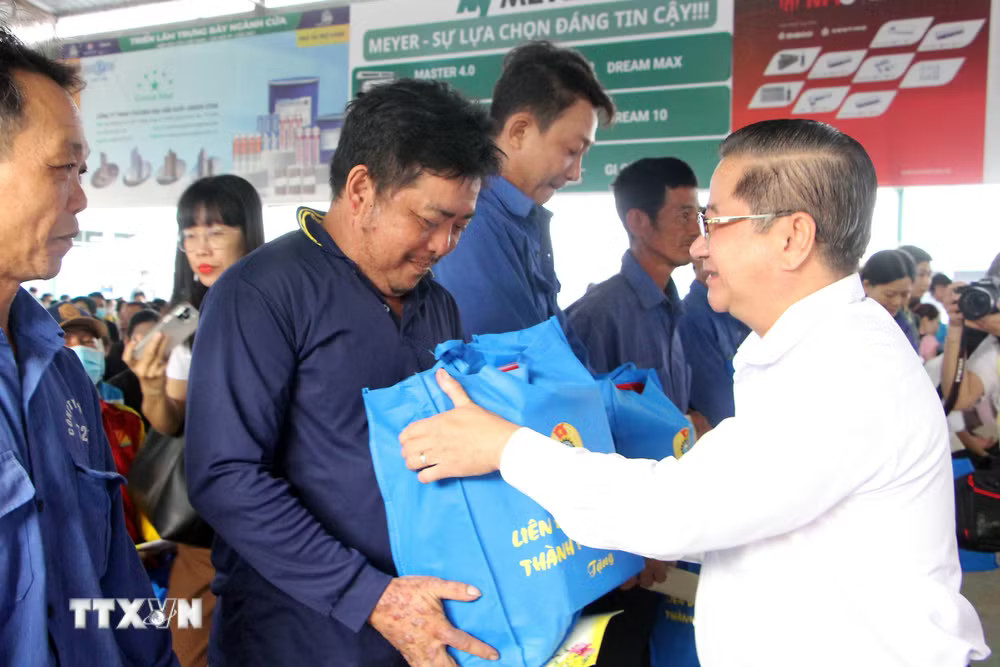 Trao quà Tết cho công nhân. (Ảnh: Trung Kiên/TTXVN) ttxvn-can-tho-to-chuc-cho-tet-cong-doan-nam-2025-7801358.jpg