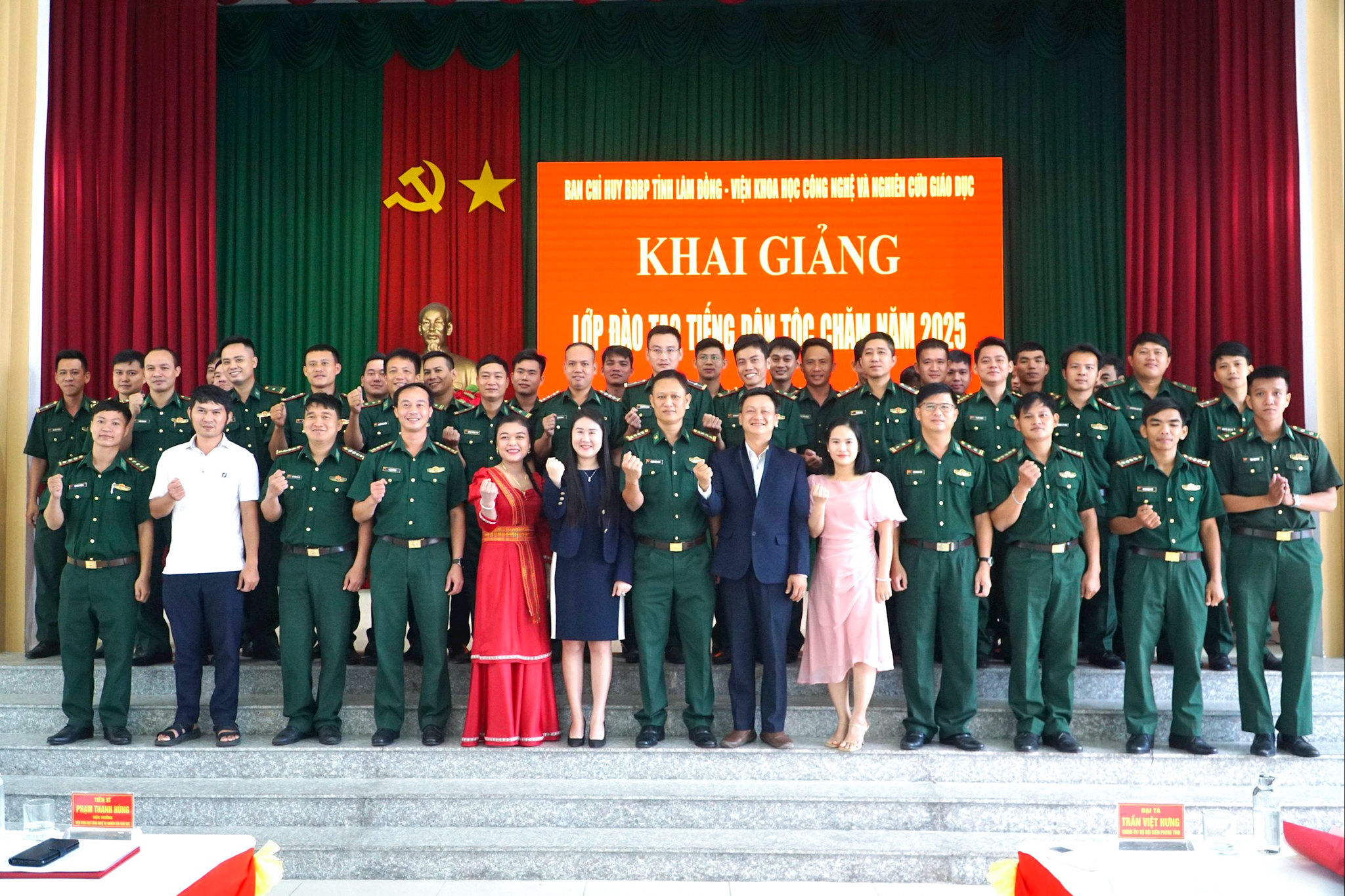 dai-bieu-hoc-vien-chup-hinh-luu-niem-tai-buoi-khai-giang.jpg
