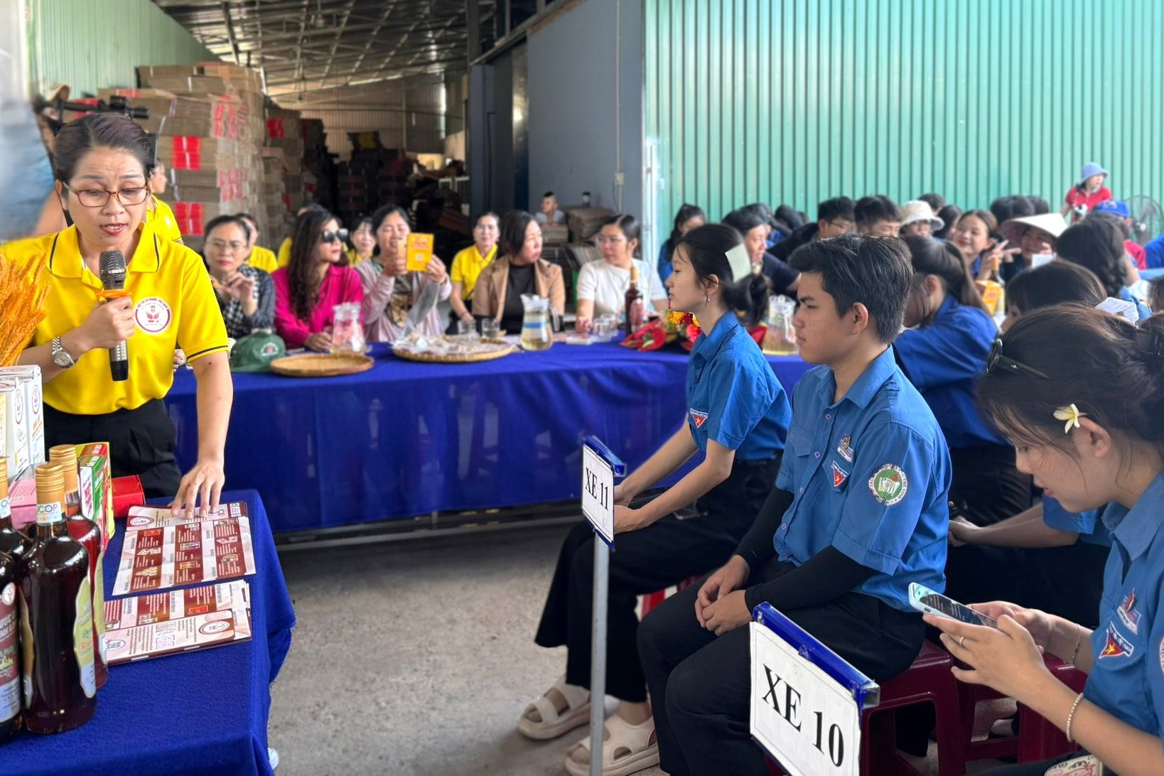 students-of-luong-the-vinh-high-school-ham-kiem-tham-quan-co-so-san-xuat-thanh-long.jpg