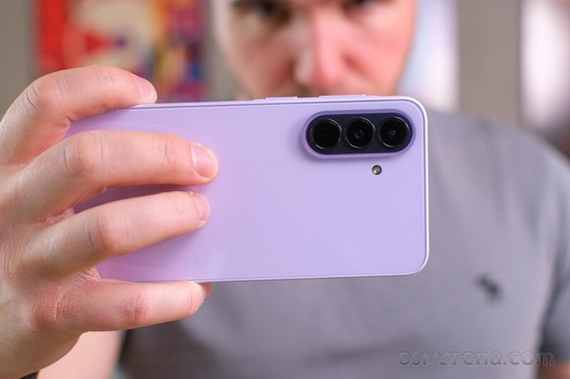 Galaxy A37 5G và Galaxy A57 5G chênh lệch chỉ 1 triệu đồng, nên mua máy nào đáng tiền hơn?