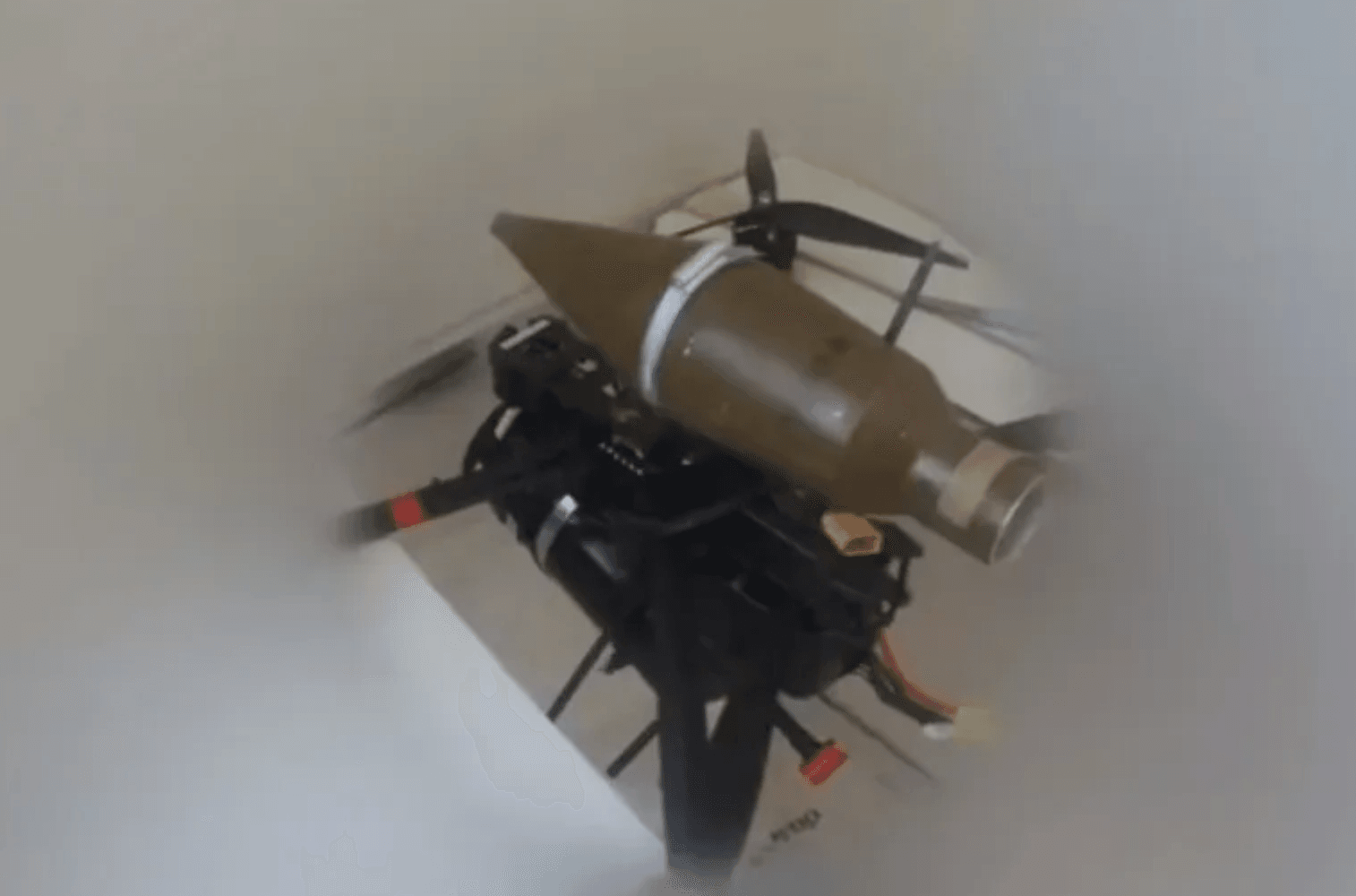 Chiến binh Hezbollah chuẩn bị drone FPV mang đầu đạn PG-7