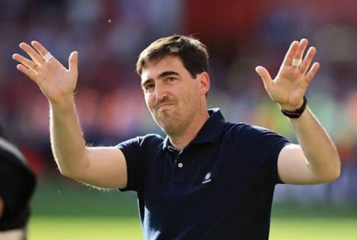 Andoni Iraola tiến gần đến ghế nóng Liverpool.