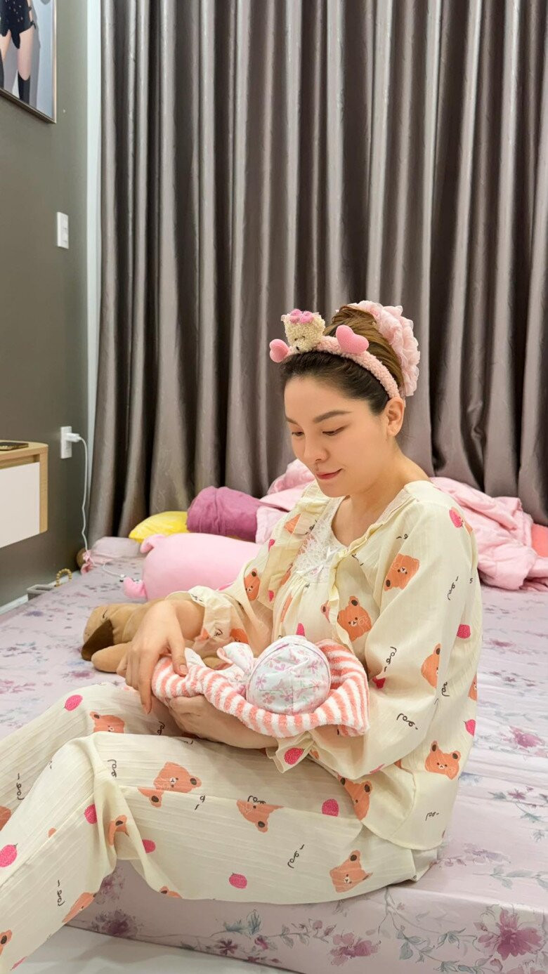 Saka Trương Tuyền chăm sóc con nhỏ
