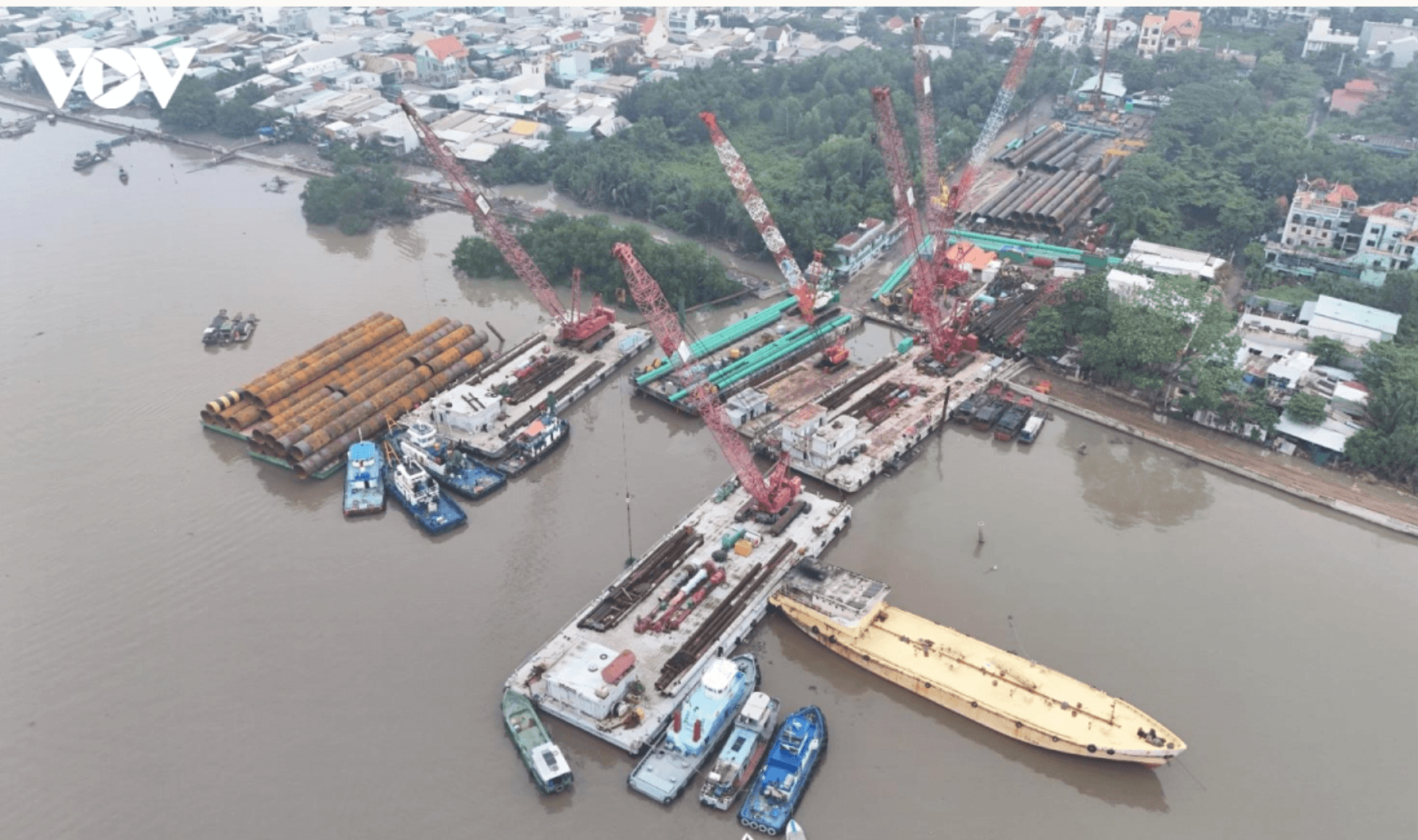Khu vực xây dựng cầu Cần Giờ tập trung hàng loạt thiết bị cơ giới hạng nặng phục vụ thi công.