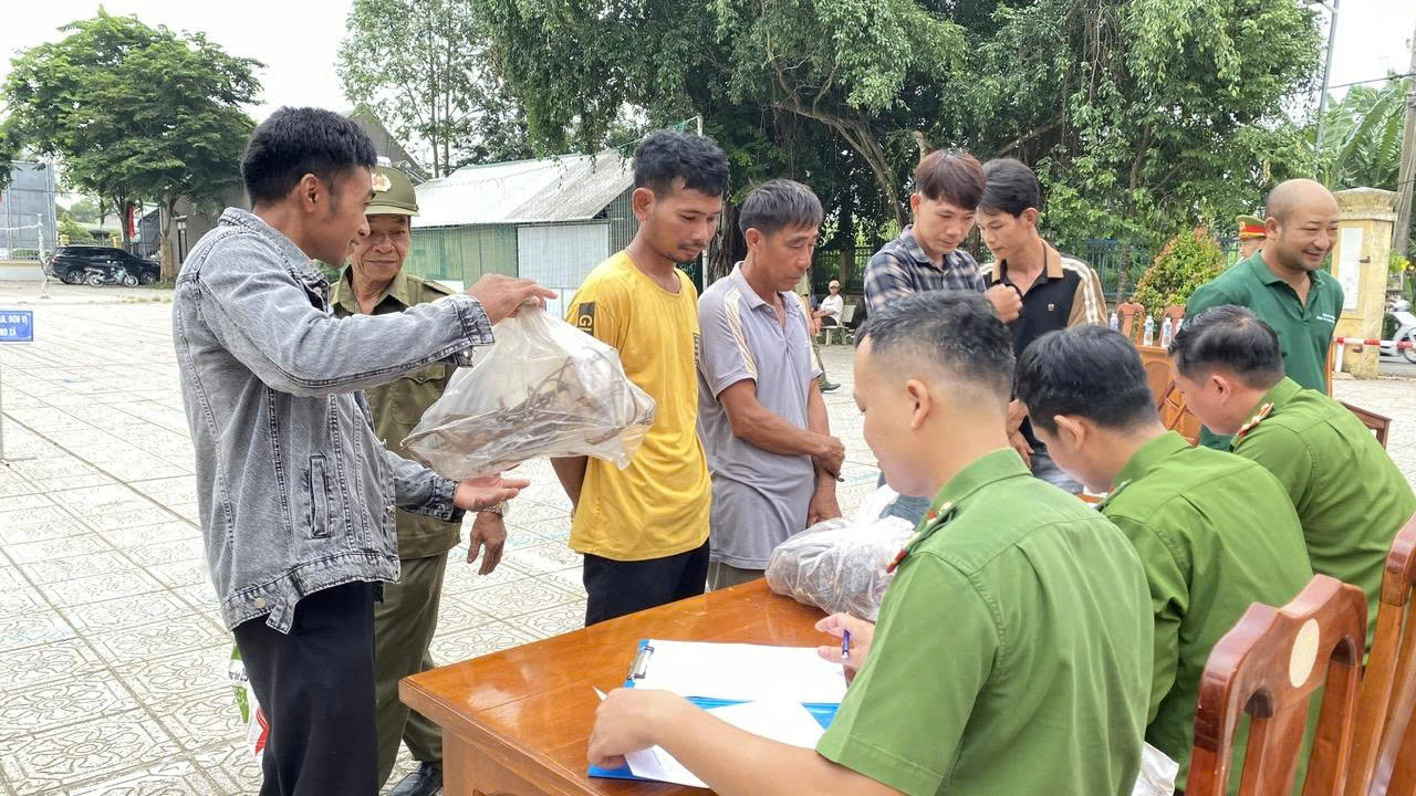 Người dân xã Cát Tiên 3 giao nộp vũ khí tự chế