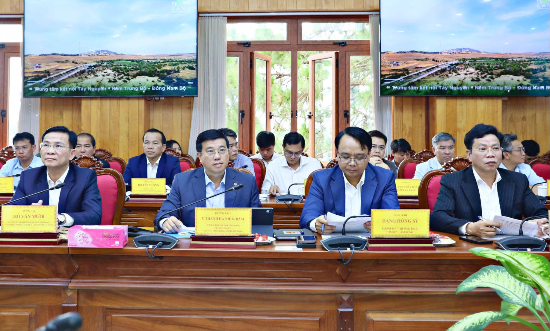 Members of the Lam Dong Provincial Standing Party Committee attend the working session.