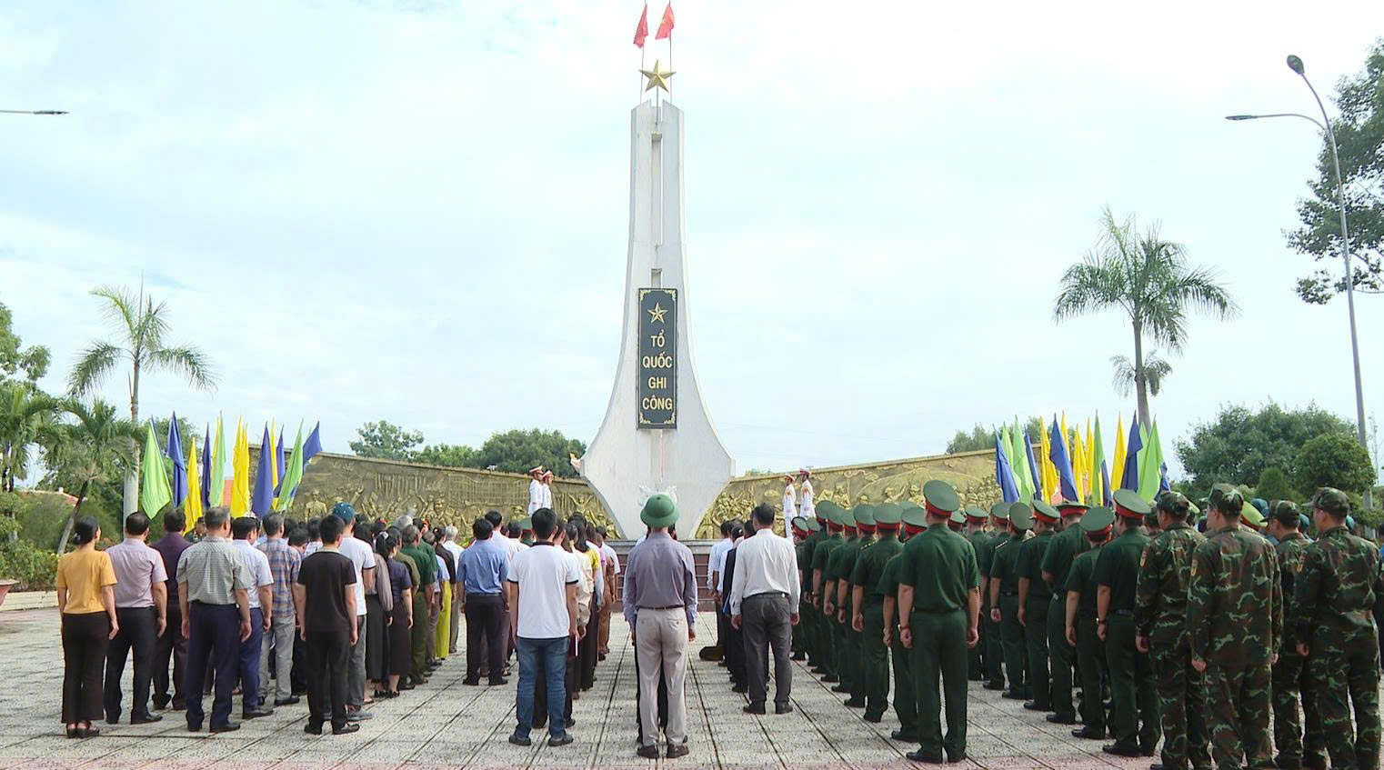 ban-chi-dao-515-lam-le-dang-hoa-dang-huong-tuong-nho-anh-hung-liet-si-tai-nghia-trang-liet-si-duc-linh(1).jpg