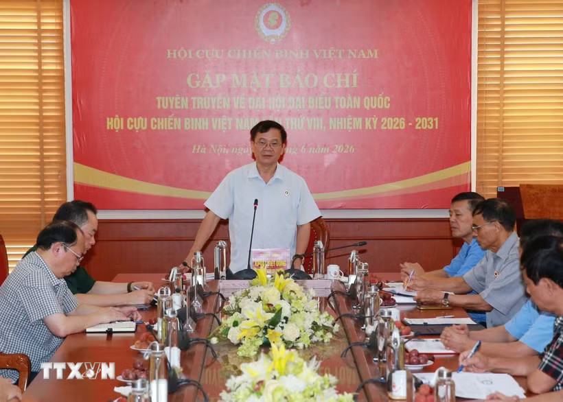 Trung tướng Khuất Việt Dũng, Phó Chủ tịch Hội Cựu chiến binh Việt Nam điều hành họp báo. (Ảnh: Trọng Đức/TTXVN)