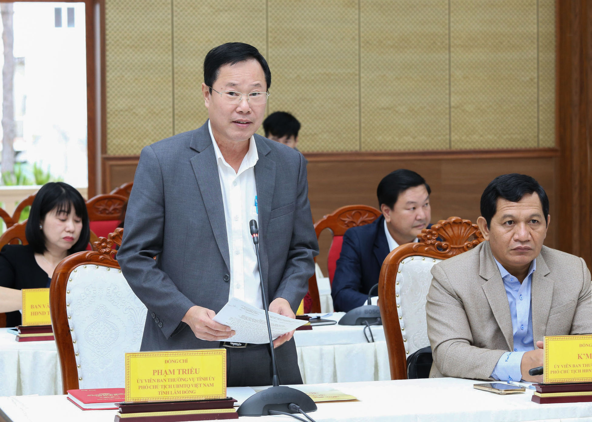 dong-chi-pham-trieu-uy-vien-ban-thuong-vu-tinh-uy-pho-chu-tich-thuong-truc-uy-ban-mttq-viet-nam-tinh-bao-cao-tai-hoi-nghi(1).jpg