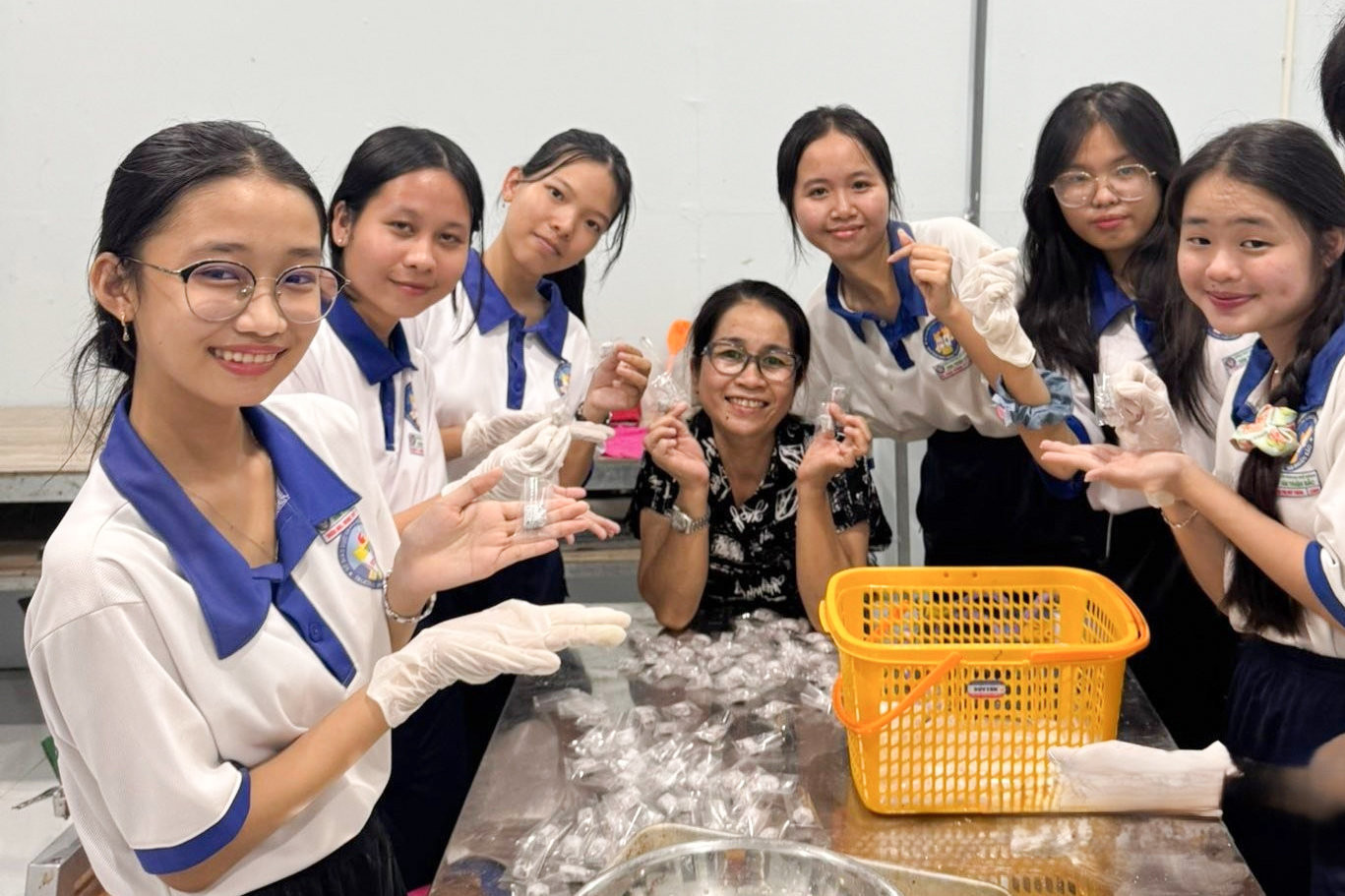 Students from Ham Thuan Bac High School experience packaging dragon fruit products