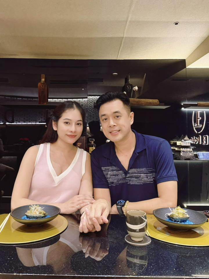 Vợ chồng Dương Khắc Linh và Sara Lưu kỷ niệm ngày cưới.