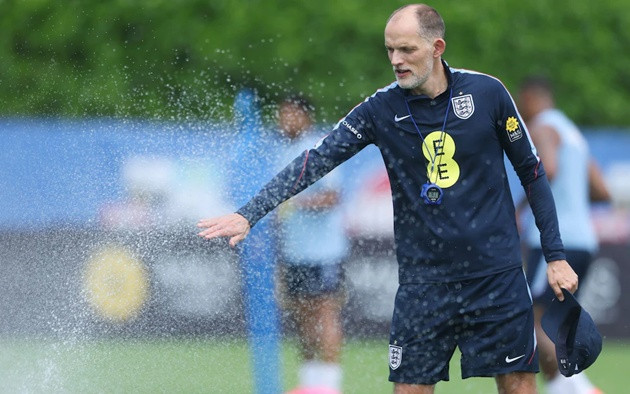 HLV Thomas Tuchel sử dụng các biện pháp làm mát cho cầu thủ trên sân tập