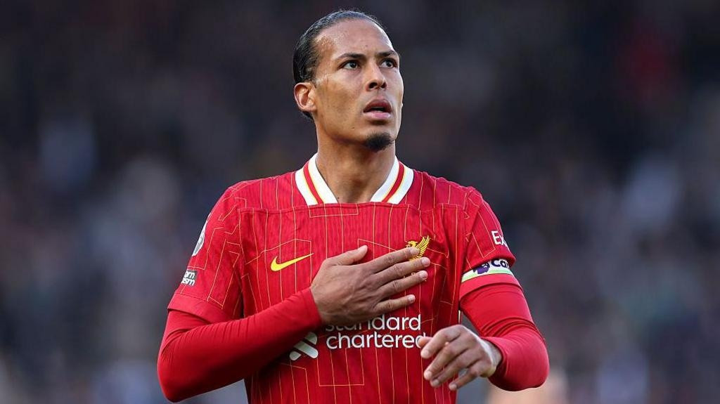 Trung vệ Virgil van Dijk vẫn giữ vai trò đội trưởng và là nhân tố không thể thay thế tại Anfield.