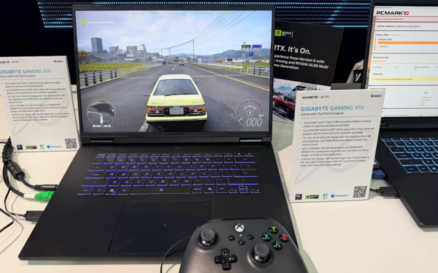 Gigabyte GAMING A16 PRO với thiết kế bản lề 180 độ