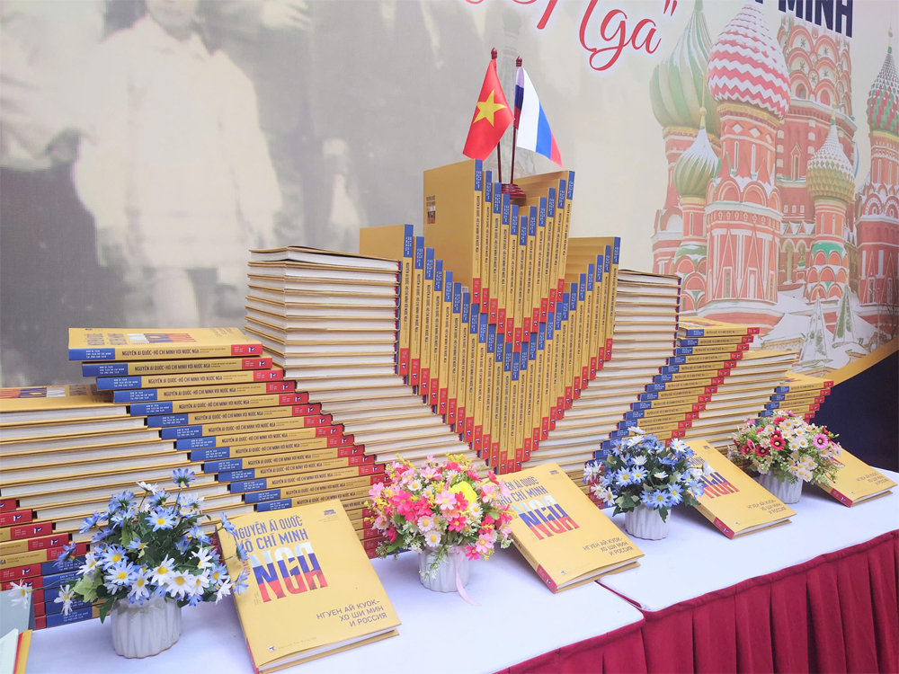 cuon-sach-song-ngu-viet-nga-ve-bac-ho.jpg