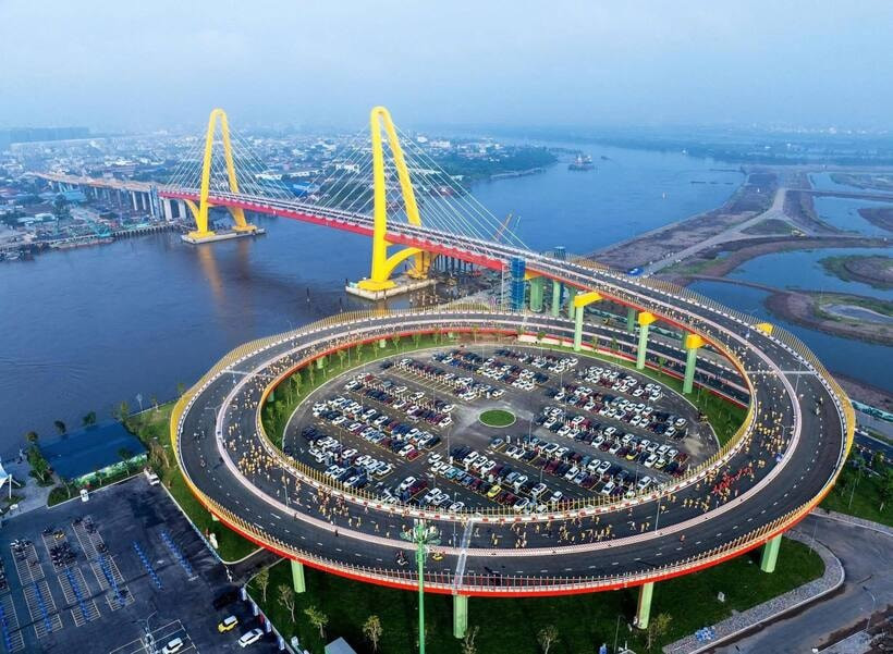 Cận cảnh kiến trúc dây văng của cầu Hoàng Gia với hai tháp cầu cao 89m.
