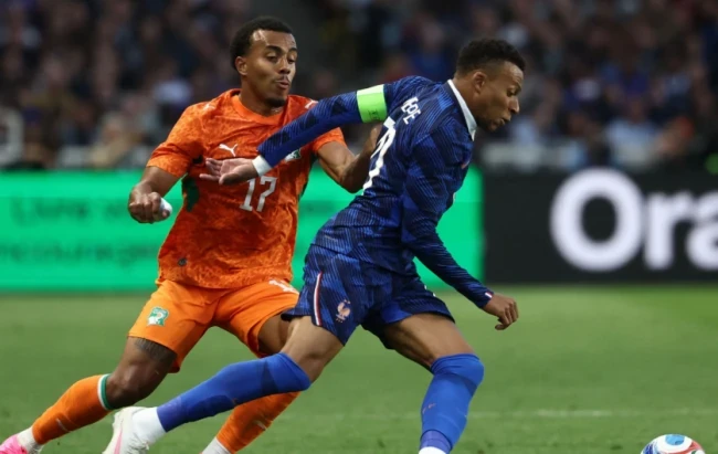 Kylian Mbappe và các đồng đội tại đội tuyển Pháp trong trận đấu với Bờ Biển Ngà.