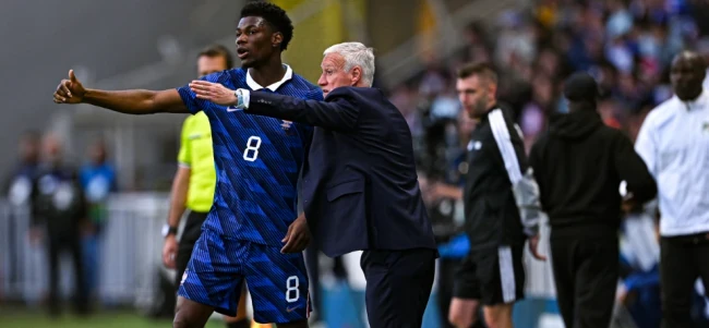 HLV Didier Deschamps thực hiện các thay đổi nhân sự trong hiệp hai.