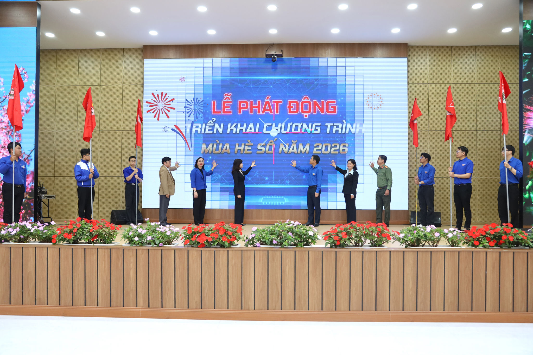 Các đại biểu thực hiện nghi thức nhấn nút phát động triển khai chương trình 