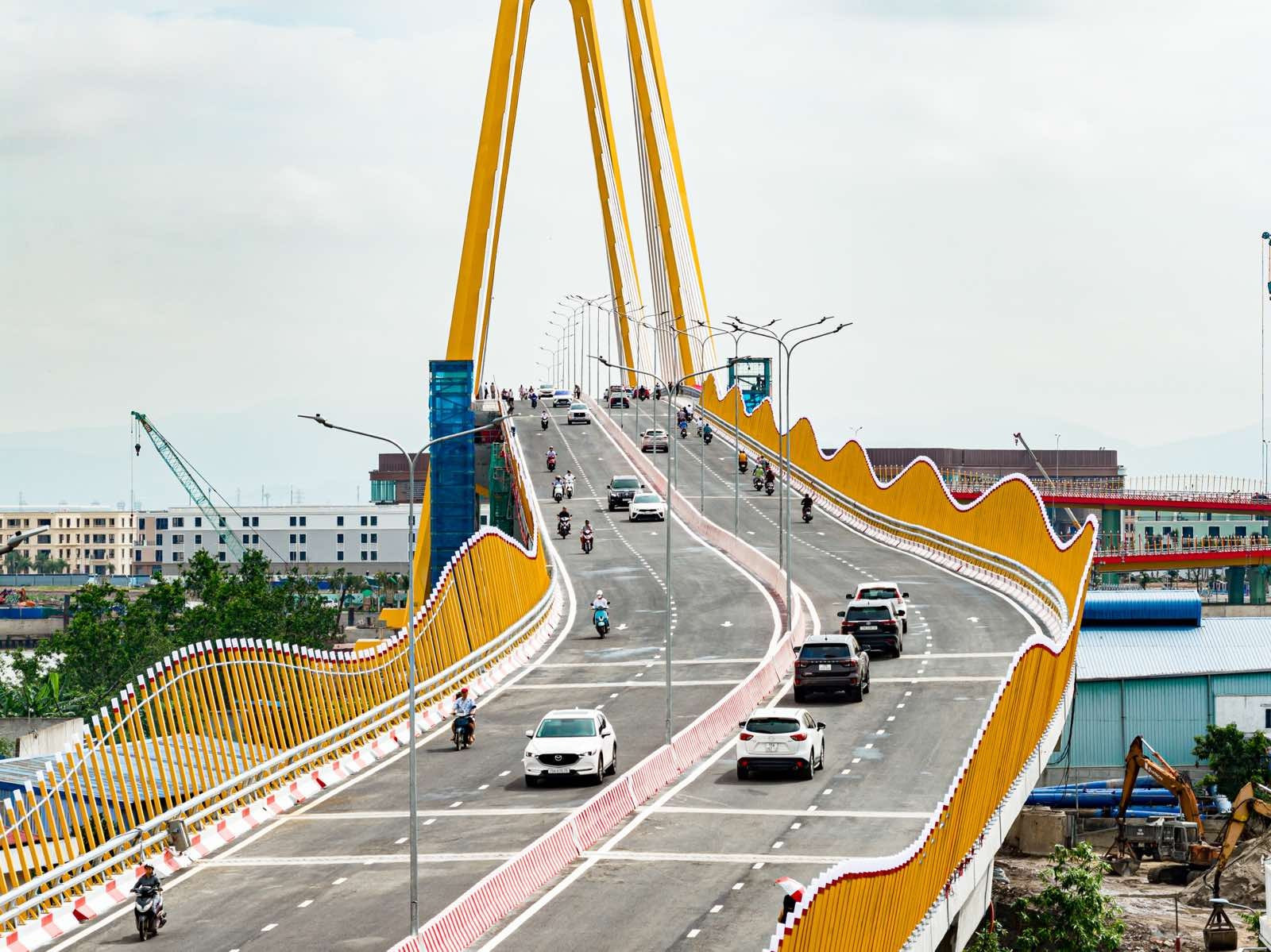 Hệ thống đèn chiếu sáng và làn đường hiện đại trên cầu Hoàng Gia giúp rút ngắn thời gian di chuyển.