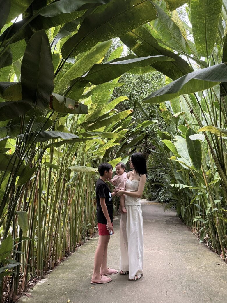 NSND Xuân Bắc hài hước bên cây mít tại cơ quan