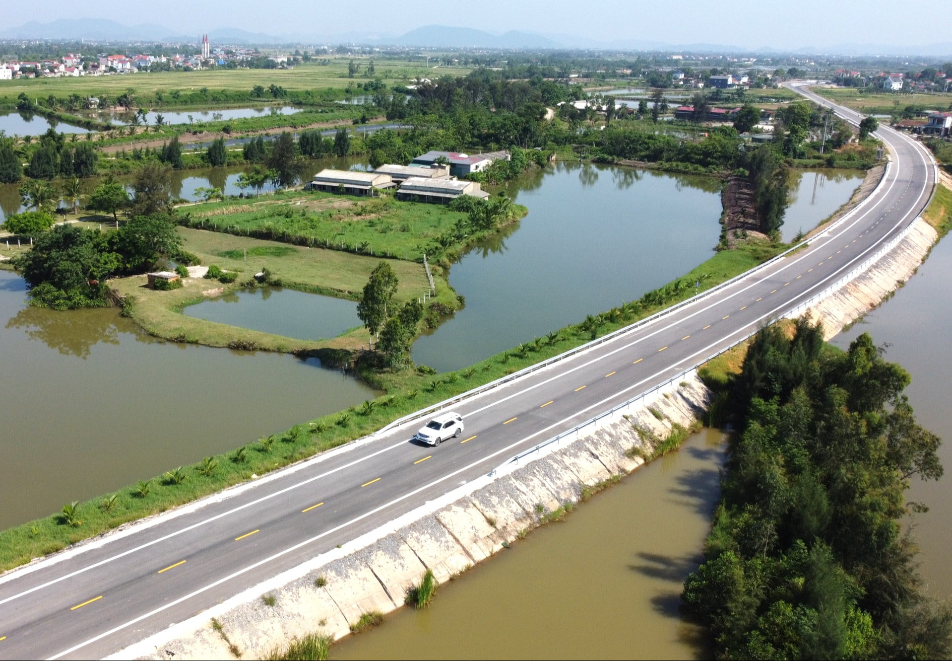 Dự án đường ven biển đoạn Nga Sơn - Hoằng Hóa đang bước vào giai đoạn hoàn thiện.