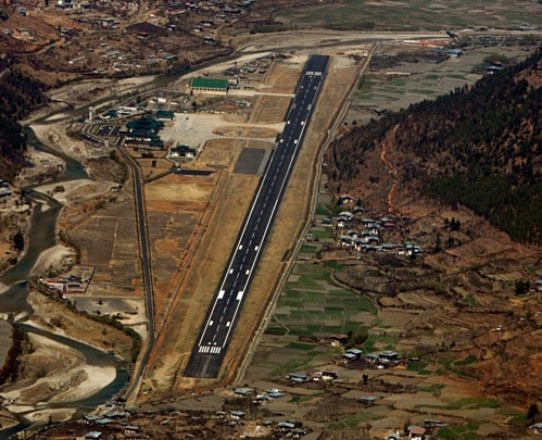 Sân bay quốc tế Paro tại Bhutan nằm giữa thung lũng hẹp và núi cao