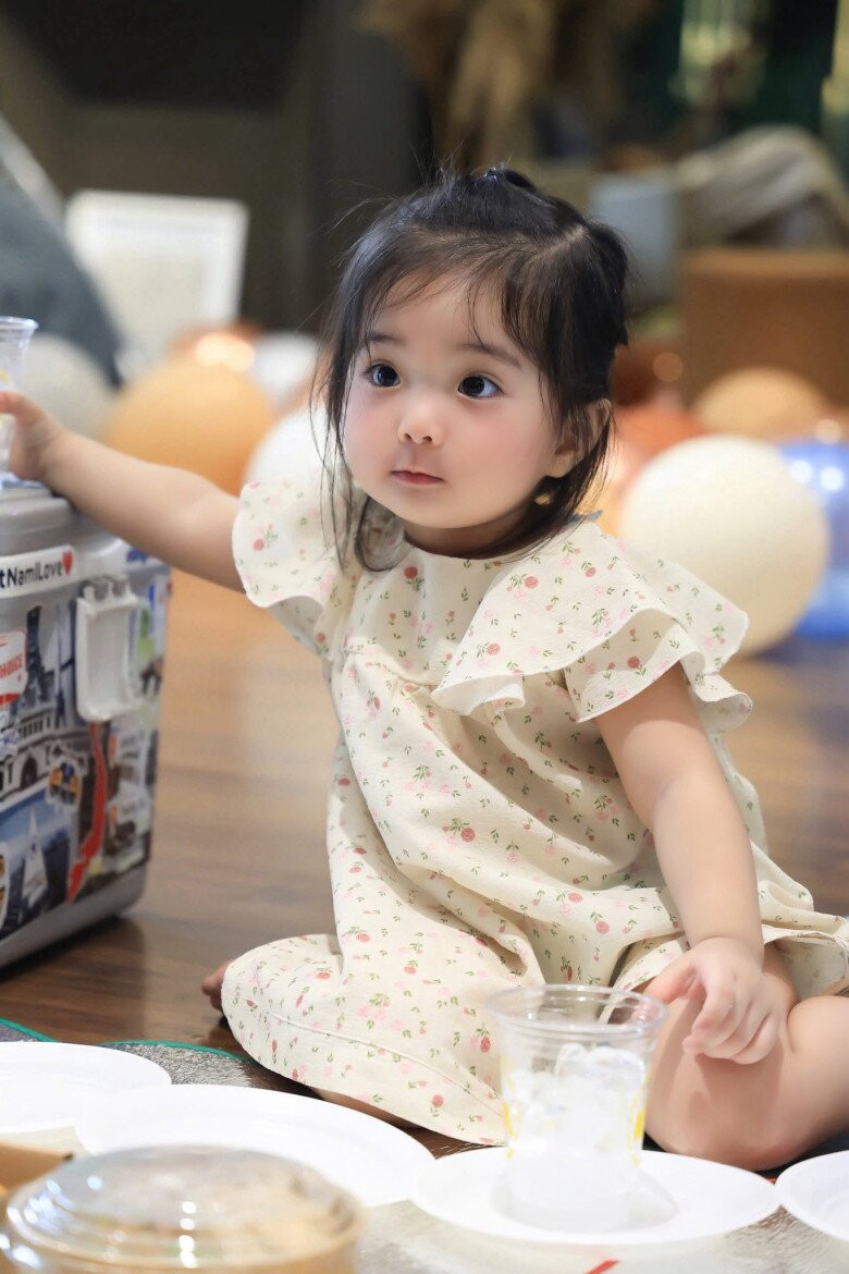 Bé Lisa sở hữu đôi mắt to tròn, gương mặt như búp bê.
