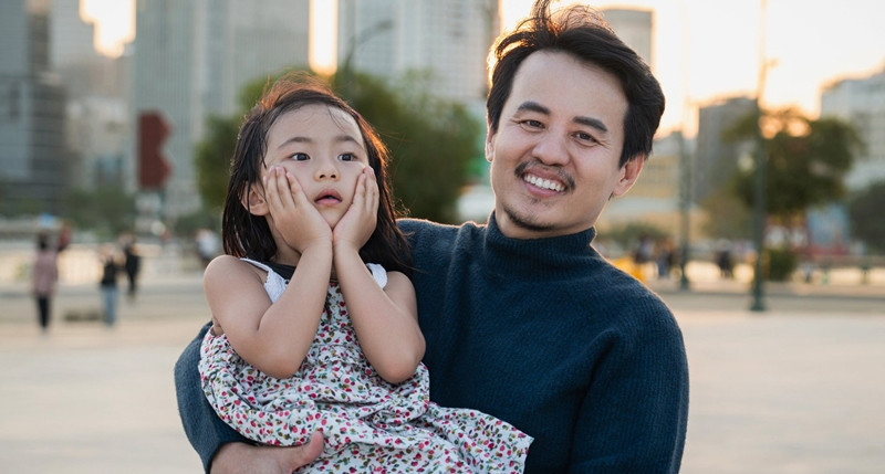 Hồ Quang Mẫn và con gái Bảo Châu cùng tham gia các hoạt động ngoại khóa để tăng sự tự tin.